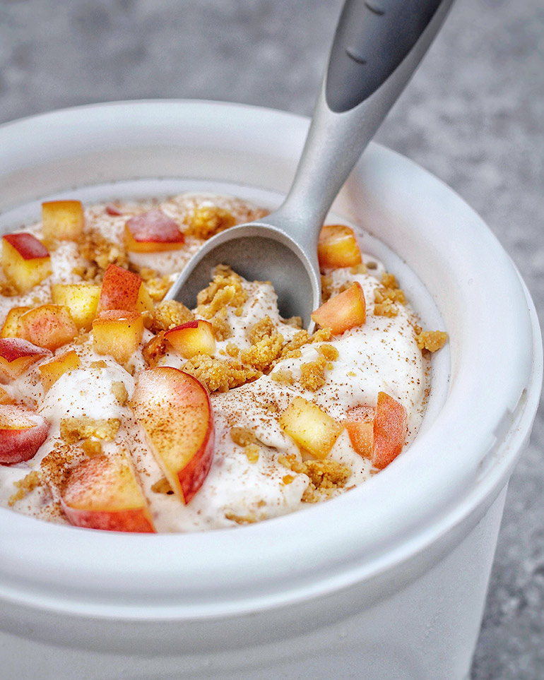 peach cobbler ice cream in bowl