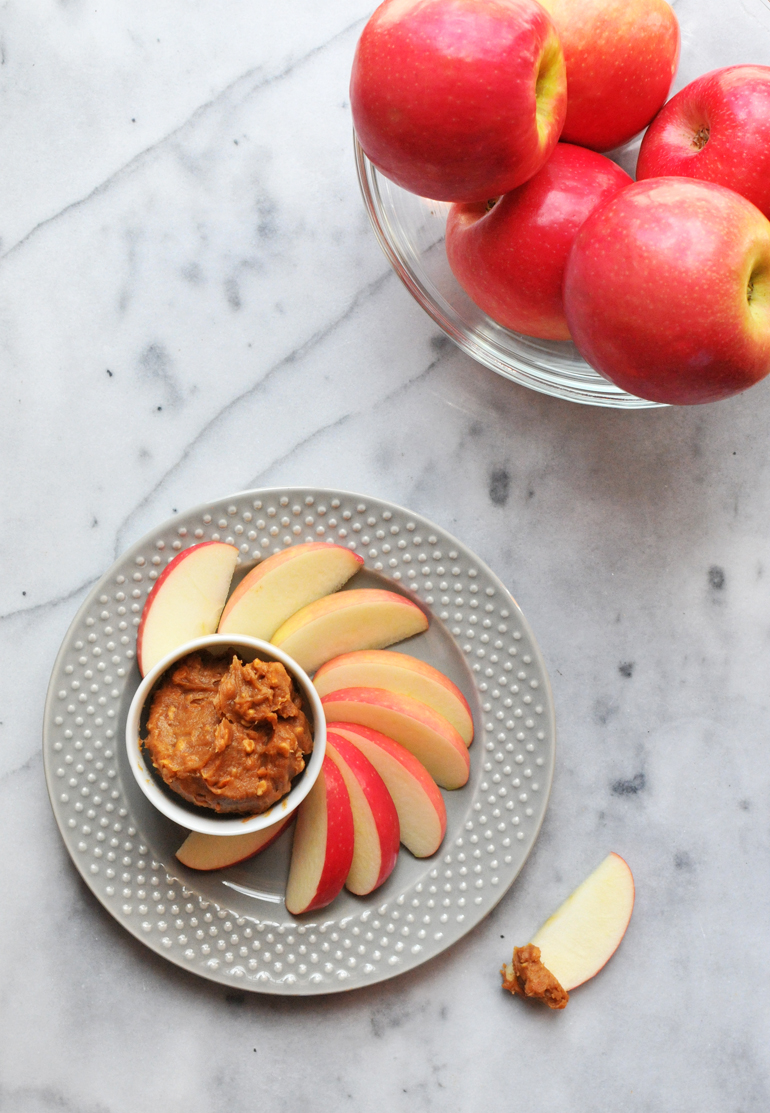 cinnamon peanut butter dip for apples