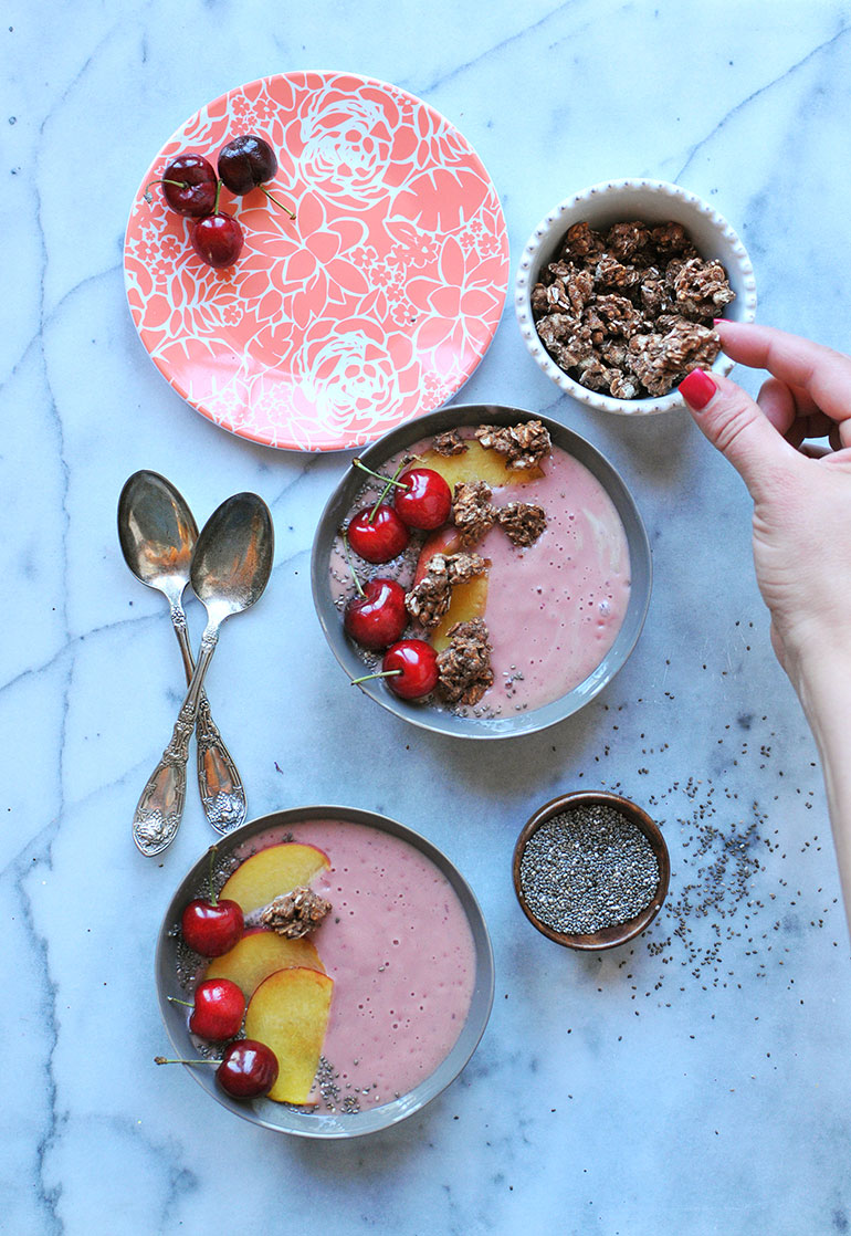 peach cherry sunrise smoothie with toppings