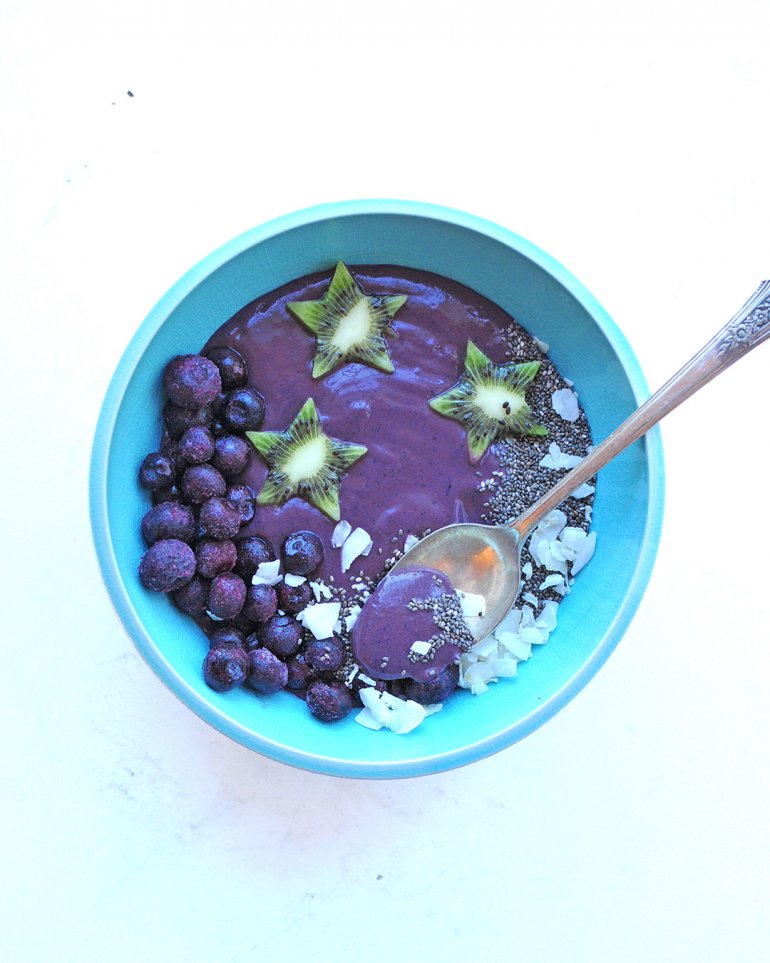 starry smoothie bowl with kiwi stars