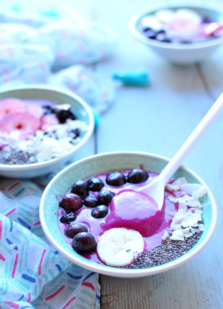 dragon fruit smoothie bowl topped with bananas and blueberries